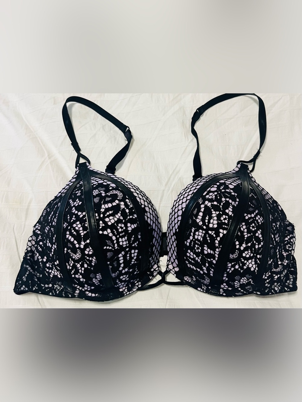 NWOT VICTORIAS SECRET BOMBSHELL PLUNGE SEXY BRA SIZE 36 B